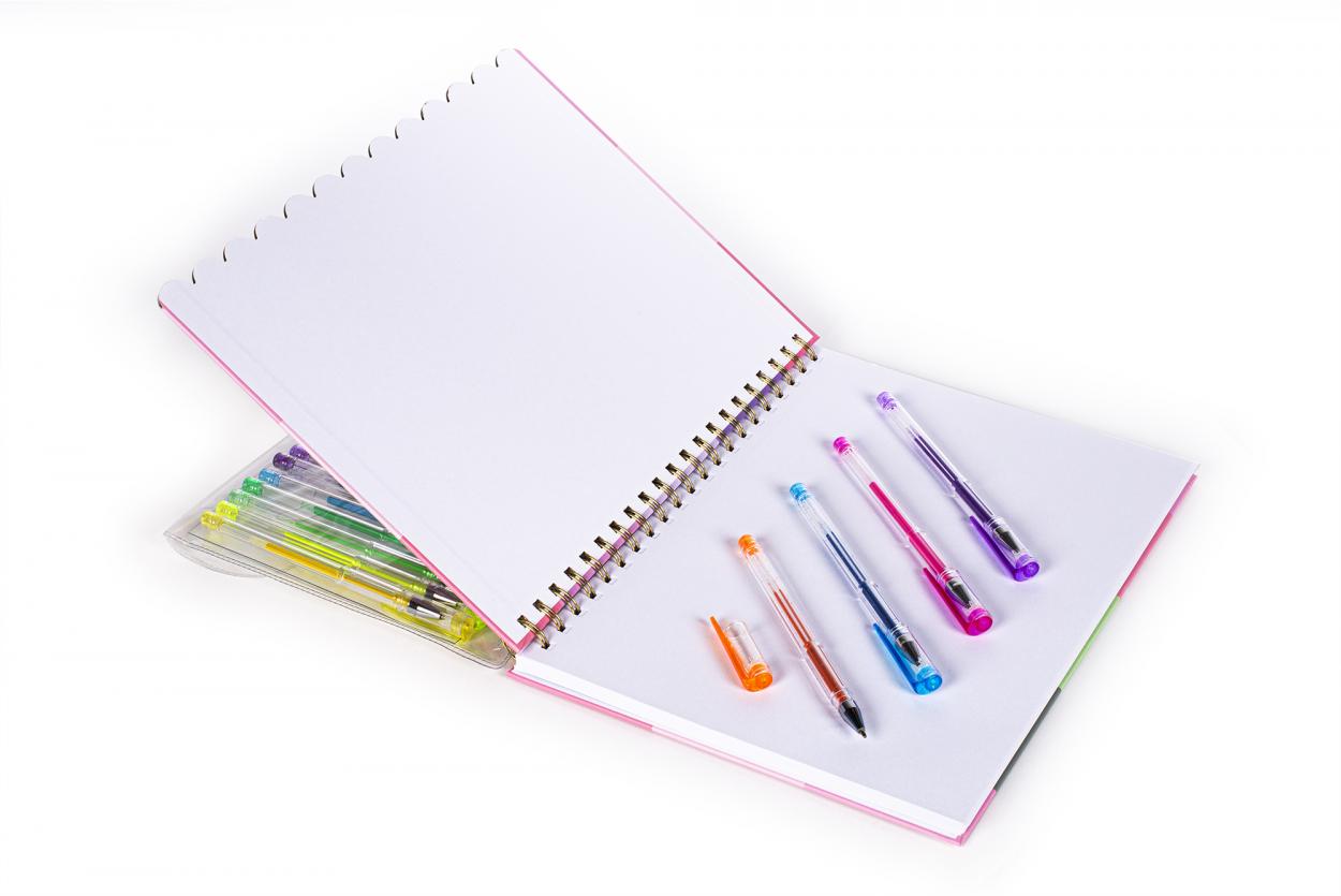 SKETTCHBOOK SET CON 25 PENNE GEL QUADRATI COLORATI